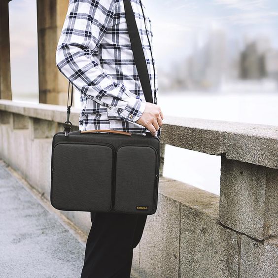 Túi đeo TOMTOC shoulder bags MB Pro 13" Đen